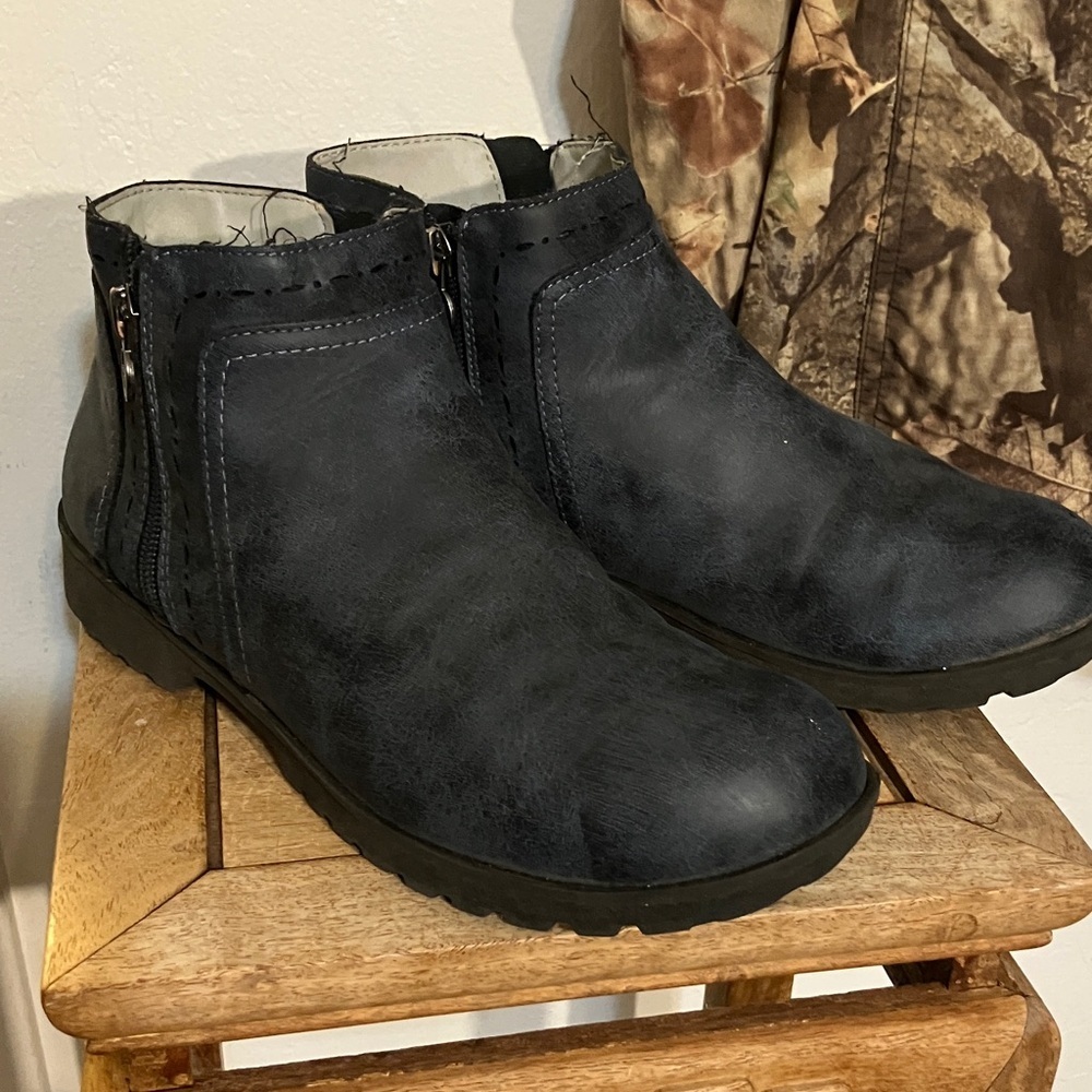 Blue booties! JSpoet women’s Jenna 8M faux leather